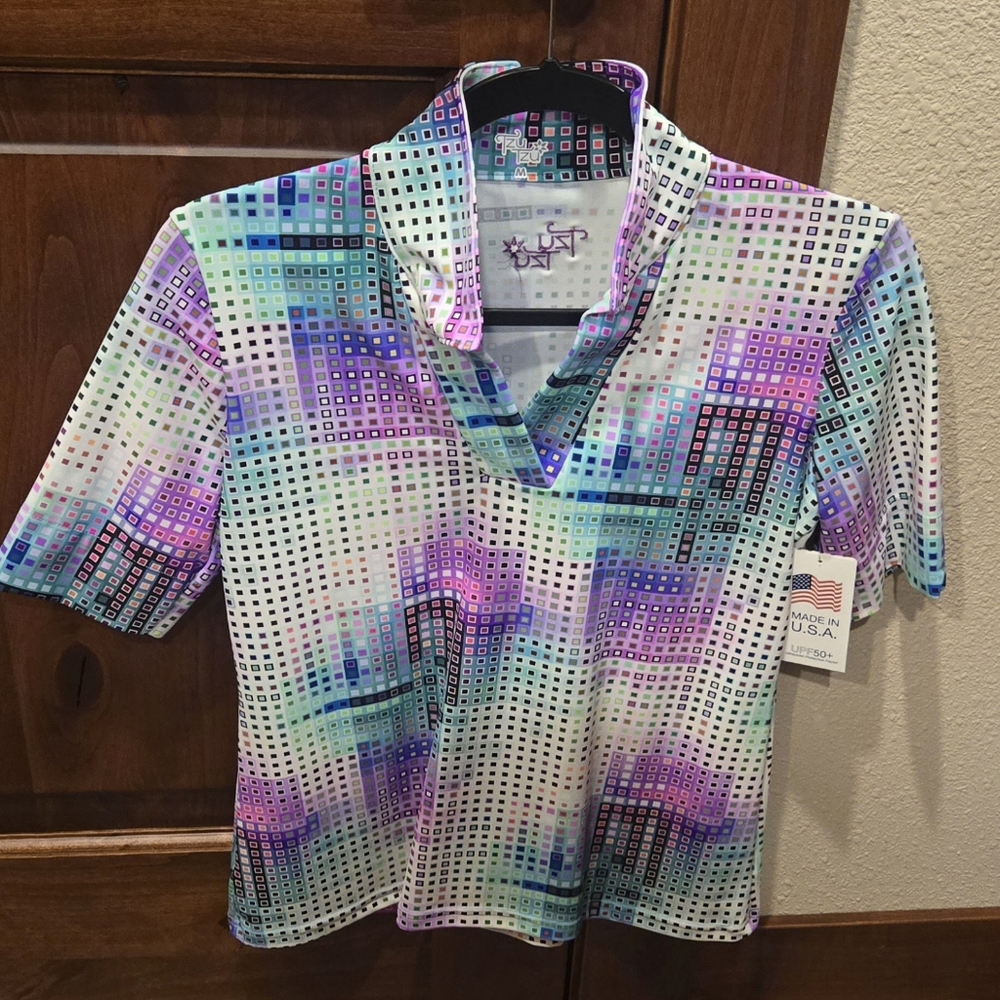 NWT! Tzu Tzu Daisy short sleeve top. UPF 50+. Medium.